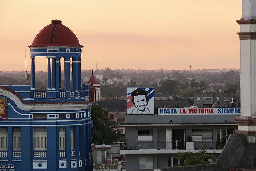 «Hasta la victoria siempre!» считается негласным лозунгом Кубы и переводится как «Победа будет за нами». Лидеры Кубы обычно заканчивают им свои речи
&lt;br> На фото: вывеска с лозунгом в промышленном центре Камагуэй