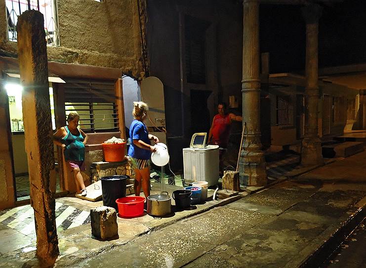 Сцены настоящей жизни кубинцев можно наблюдать, отъехав подальше вглубь страны: в городе Сьего-де-Авила, центре одноименной провинции, местные жители стирают прямо на центральной улице