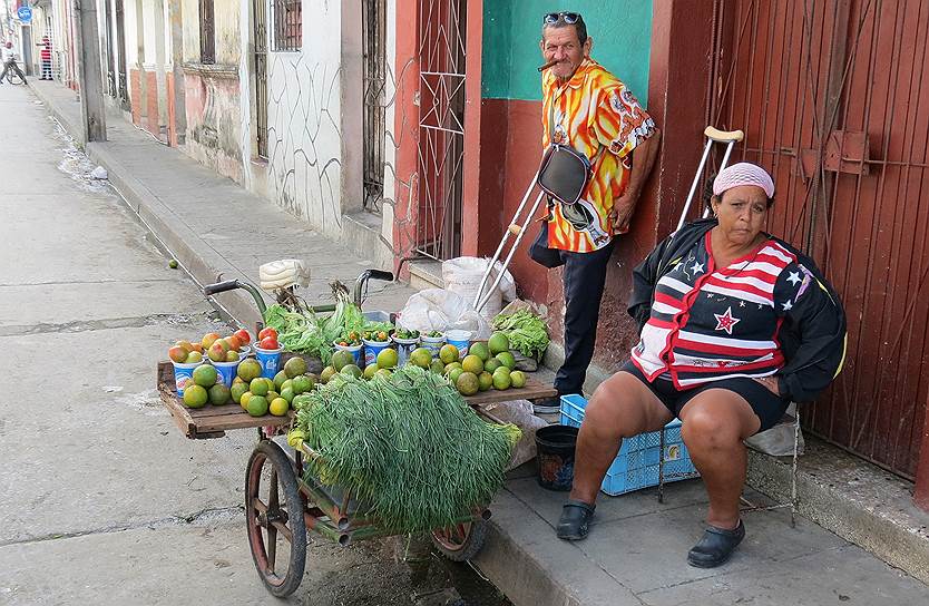 У кубинского народа не так много способов поправить свое материальное положение. Товары «для своих» продают за песо, которые иностранцам иметь не положено. В стране до сих пор действует комиссия в 10% за обмен долларов