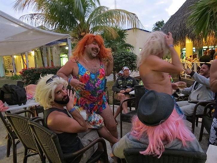 Секс-меньшинствам в социалистической Кубе приходится нелегко. Однако для туристов есть негласные «заповедники». На острове Ларго, где отдыхают состоятельные иностранцы, геев и трансвеститов не только не притесняют, но и создают все условия для комфортного отдыха