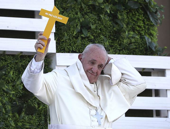 Сантьяго, Чили. Головной убор папы римского Франциска сдуло ветром во время встречи с молодежью в храме Майпу 