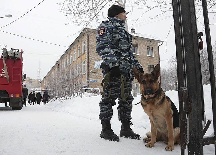 15 января. В школе №127 Мотовилихинского района Перми двое подростков, вооруженных ножами, напали на учительницу и учащихся четвертого класса. В результате их действий пострадали 15 человек. Нападавшие задержаны,  &lt;a href=&quot;/doc/3521171&quot;>возбуждено уголовное дело&lt;/a>