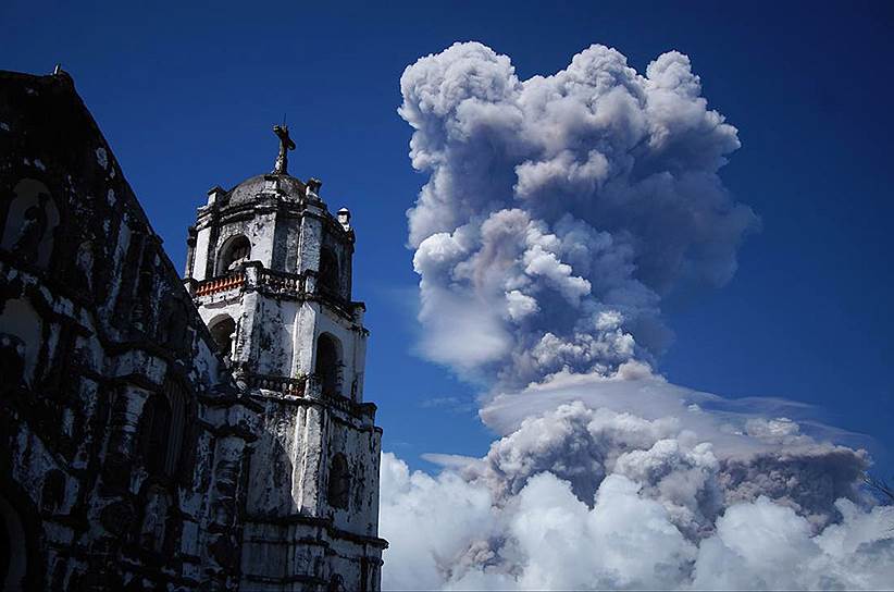 Остров Лусон, Филиппины. Извержение вулкана Майон