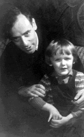 28 апреля 1938 года Лев Ландау был арестован по ложному обвинению в шпионаже в пользу Германии (реабилитирован в 1990-м). Провел год в Бутырской тюрьме. Был освобожден 28 апреля 1939 года под «личное поручительство» Петра Капицы, обращавшегося с просьбами к Иосифу Сталину &lt;br>
На фото: с сыном Игорем