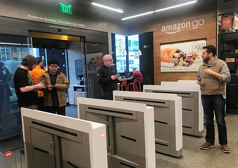 Для входа в магазин необходимо установить приложение со штрих-кодом Amazon Go на телефон и провести им у турникета на входе