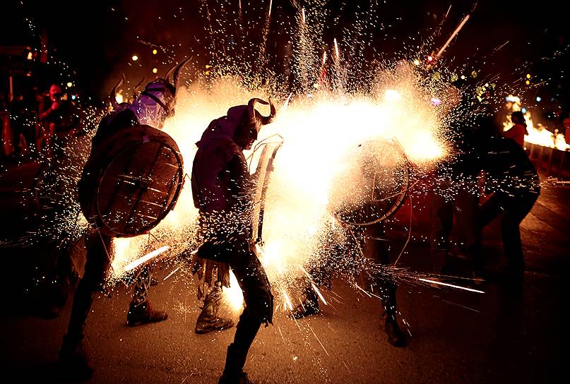 Пальма-де-Майорка, Испания. Мужчины в костюмах дьявола среди фейерверков на традиционном испанском фестивале