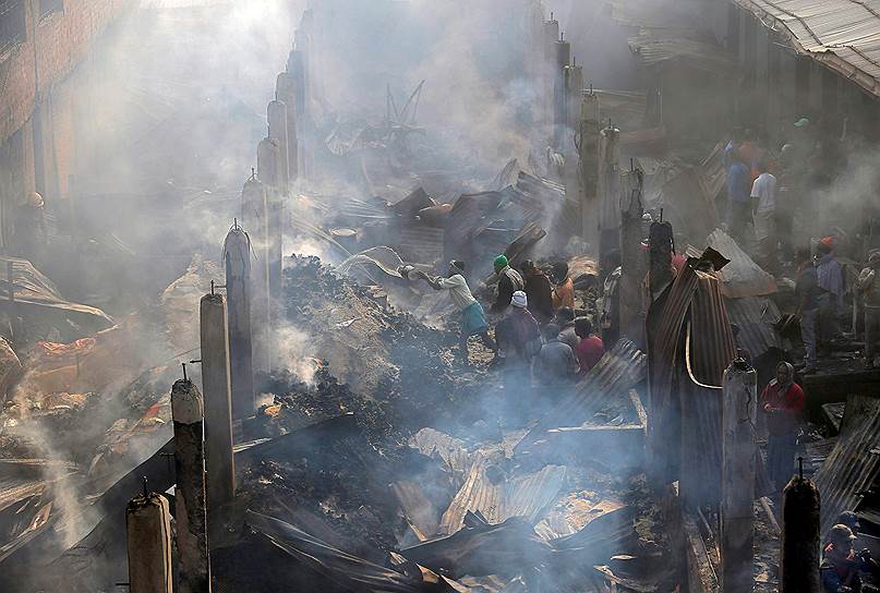Калькутта, Индия. Жители пытаются погасить пожар на базаре