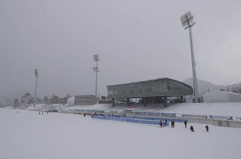 Биатлонный комплекс Alpensia Biathlon Centre был введен в эксплуатацию задолго до того, как возникла идея заполучить для Пхенчхана право на проведение Олимпиады — в 1995 году. С тех пор комплекс неоднократно перестраивался и модернизировался, но в целом изменился мало