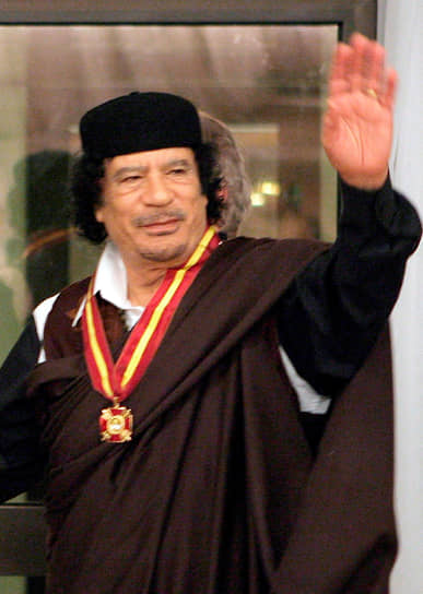 20 октября 2011 года в Сирте при попытке покинуть осажденный город был взят в плен и в тот же день убит глава Ливии Муаммар Каддафи. Тело полковника и его ближайших сторонников было выставлено на всеобщее обозрение в холодильнике