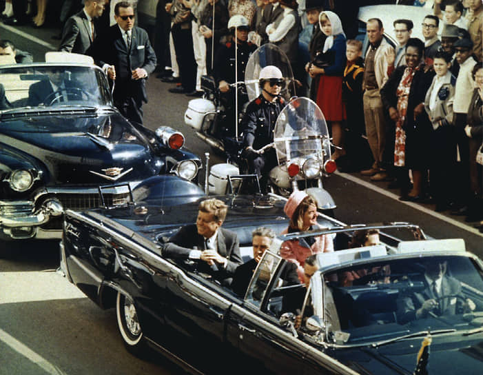 22 ноября 1963 года в Далласе был смертельно ранен выстрелом из винтовки президент США Джон Кеннеди. Несмотря на то, что убийцей был признан Ли Харви Освальд, споры об организаторах и обстоятельствах смерти Кеннеди не утихают до сих пор
