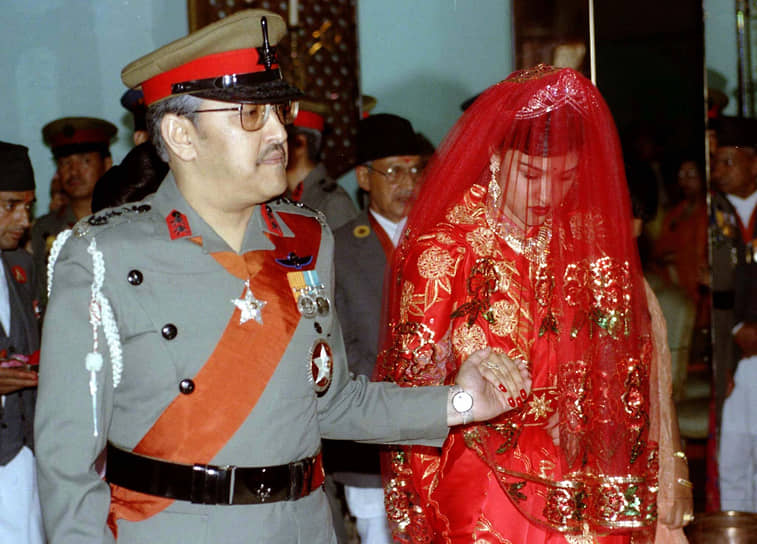 1 июня 2001 года был застрелен король Непала Бирендра Бир Бикрам Шах. Убийцей стал его старший сын и наследник престола Дипендра. За ужином, где присутствовала королевская семья, он в состоянии алкогольного опьянения расстрелял своих родных из пистолета-пулемета MP5, а сам чуть позже застрелился в саду