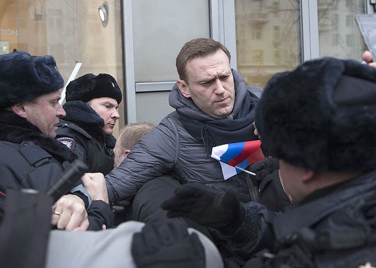 Задержание организатора акции Алексея Навального