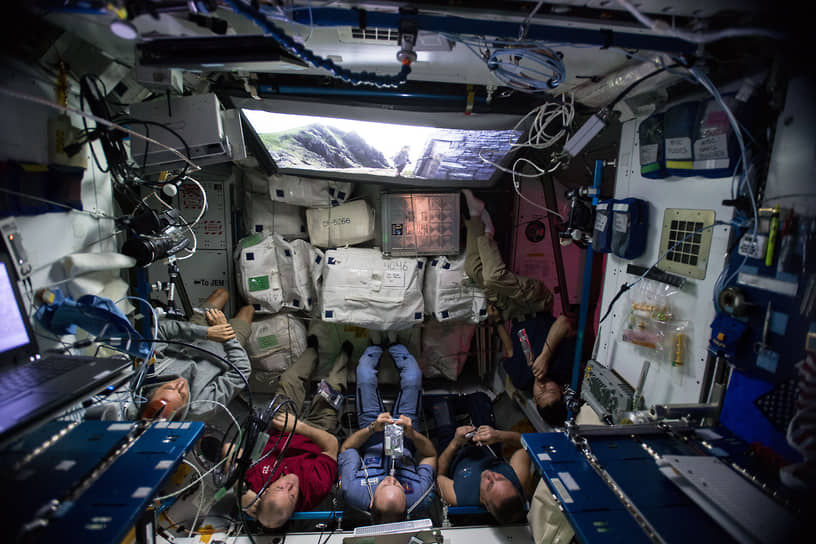 Рабочая неделя на МКС длится 5,5 дня&lt;br>
На фото: экипаж МКС-54 смотрит фильм «Звездные войны: Последние джедаи»