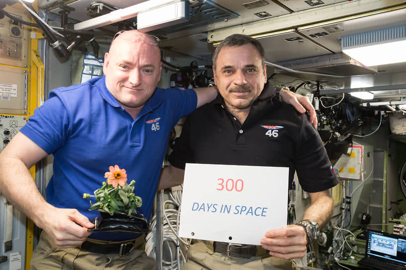 Дольше всего на МКС работали российский космонавт Михаил Корниенко (справа) и американский астронавт Скотт Келли (слева). Длительность их миссии, стартовавшей в марте 2015 года, составила чуть больше 340 суток