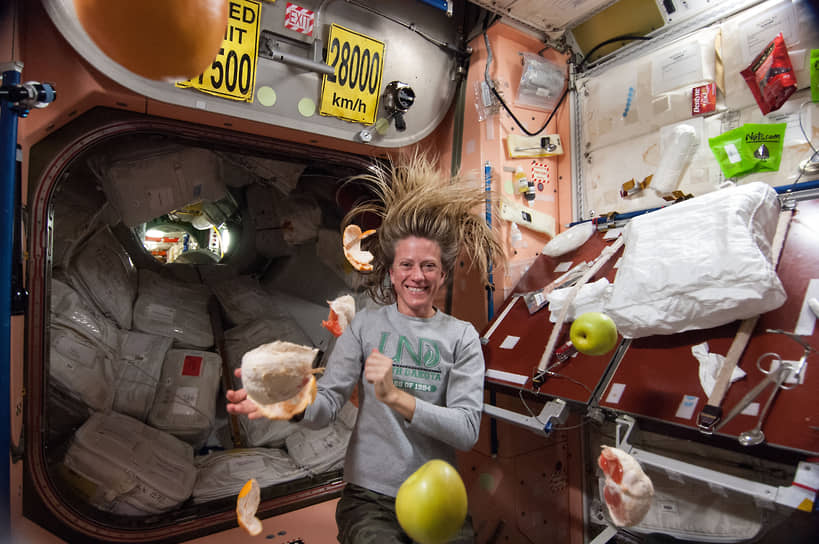 МКС движется со скоростью примерно 28 тыс. км/ч (или почти 8км в секунду) &lt;br>
На фото: участница миссии МКС-36 Карен Найберг
