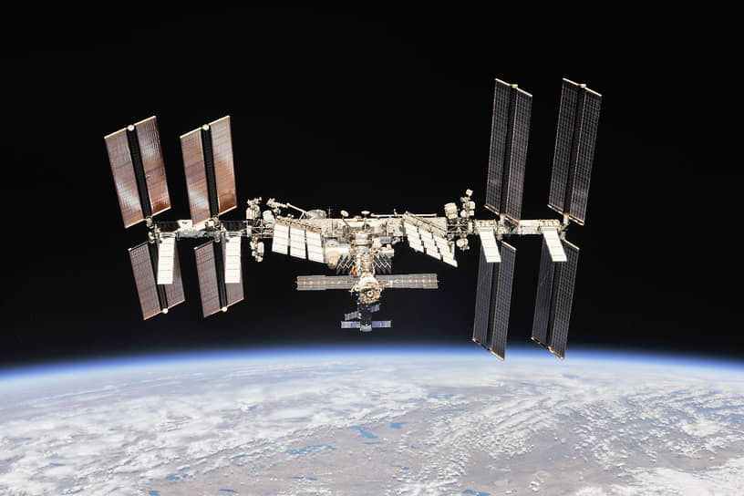 МКС совершает полет на околоземной орбите высотой около 400 км