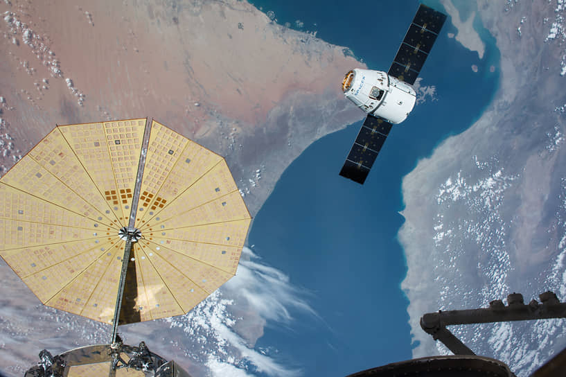 Снабжение станции осуществляется с помощью автоматических космических кораблей: российских «Прогресс», японских HTV, а также американских частных — Dragon (на фото) и Cygnus
