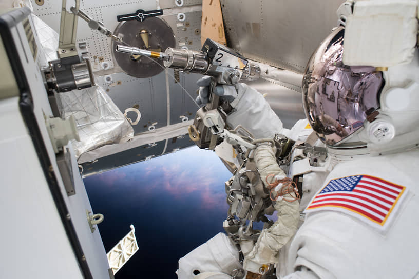 16 мая 2016 года МКС совершила свой 100-тысячный виток вокруг Земли&lt;br>
На фото: американский астронавт Дрю Фьюстел