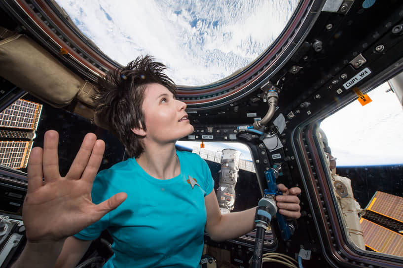 Астронавт Европейского космического агентства Саманта Кристофоретти в панорамном модуле «Купол», состоящем из семи иллюминаторов