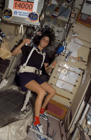 Участники миссий занимаются физкультурой по 2,5 часа в сутки, чтобы компенсировать негативное влияние невесомости на костную и мышечную системы&lt;br>
На фото: астронавт Сунита Уильямс после участия в Бостонском марафоне по видеосвязи