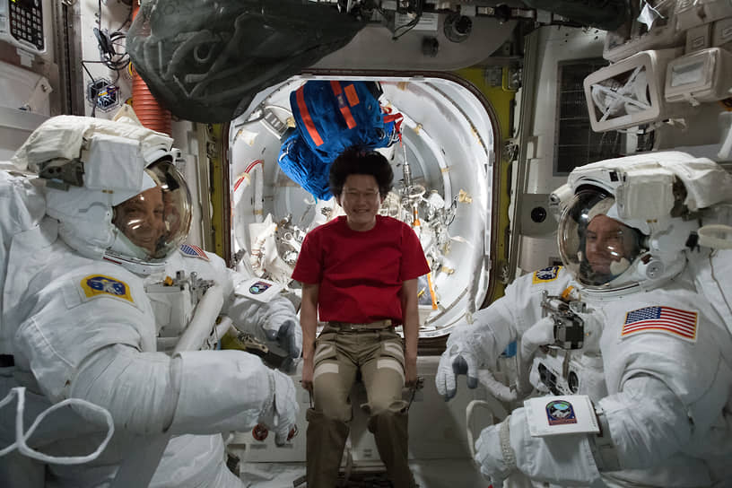 В январе 2018 года участник миссии МКС-54 Норисигэ Канаи заявил о том, что «вырос» на 9 см всего за три недели пребывания на станции. Однако позже он признал ошибку и извинился в Twitter — рост японского астронавта увеличился только на 2 см, что является нормой из-за отсутствия гравитации в космосе&lt;br>
На фото слева направо: астронавты Рики Арнольд,  Норисигэ Канаи и Дрю Фьюстел 