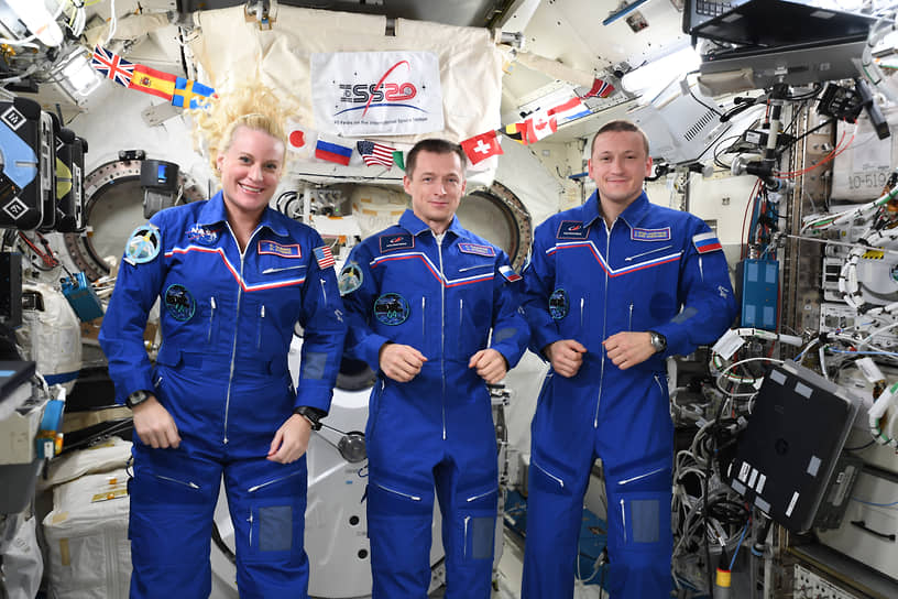 Экспедиция МКС-64 стартовала 21 октября 2020 года в составе трех человек, перешедших из экспедиции МКС-63: Кэтлин Рубинс (на фото слева), Сергея Рыжикова (командир, в центре) и Сергея Кудь-Сверчкова (справа). Планируется, что в ноябре миссия расширится до семи человек 