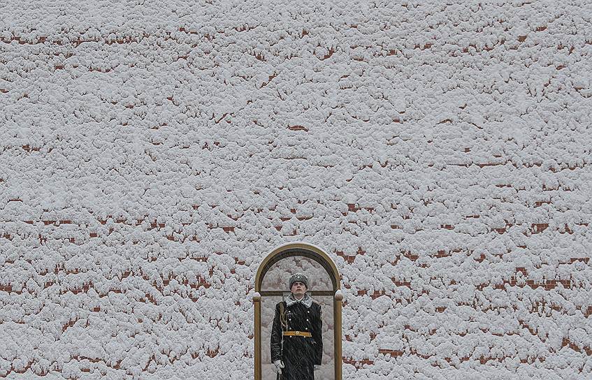 Москва, Россия. Военнослужащий во время караула у Могилы 
Неизвестного Солдата у Кремлевской стены