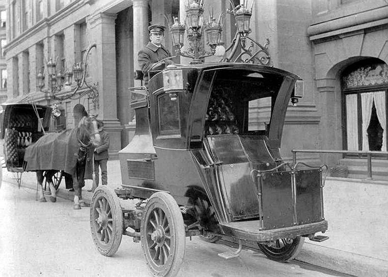 После 1912 года популярность электромобилей стала снижаться из-за нового двигателя внутреннего сгорания (ДВС) Генри Форда и конвейерного метода сборки автомобилей. К 1913 году цена на машины с ДВС упала до $650, в то время как электромобиль стоил $1750&lt;br>
На фото: кэб на конной тяге (слева) и пришедший ему на смену электромобиль компании Columbia