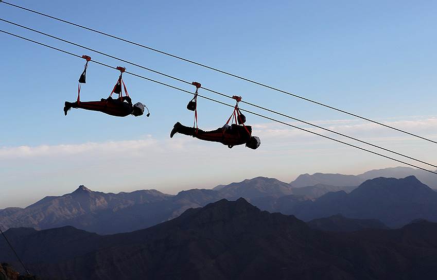Рас-эль-Хайма, ОАЭ. Местные жители передвигаются по самому длинному навесному канату в мире над горой Джебель Джаис