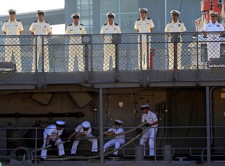 Манила, Филиппины. Экипаж Морских сил самообороны Японии готовится к прибытию в порт 