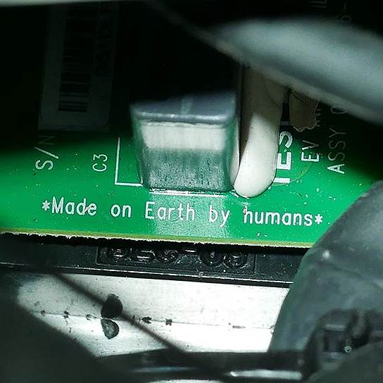 Надпись на монтажной плате запущенной в космос Tesla: «Сделано людьми на Земле»