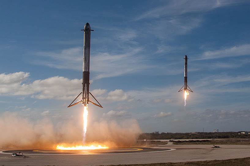 Синхронная посадка боковых блоков ракеты-носителя Falcon Heavy