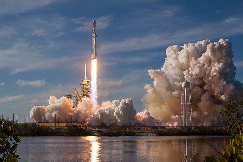 Ракета-носитель Falcon Heavy была запущена со стартовой площадки LC-39A в Космическом центре имени Джона Кеннеди на мысе Канаверал