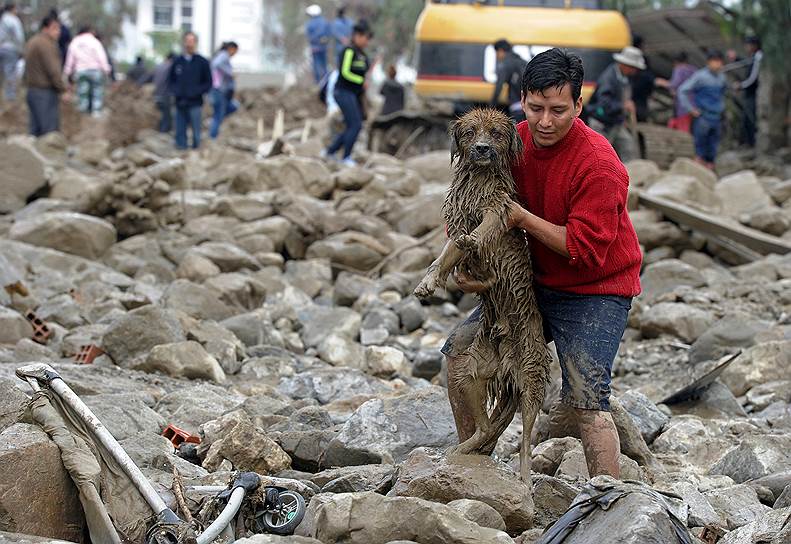 Тикипайя, Боливия. Местный житель спасает собаку после оползня 