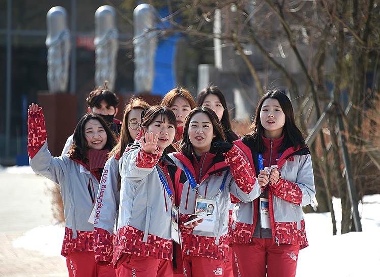 Корейские волонтеры в Олимпийской деревне