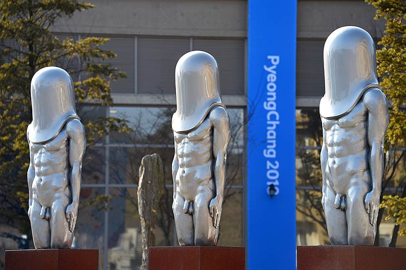 Пхёнчхан, Южная Корея. Инсталляция под названием «Люди-пули», установленная возле главного пресс-центра Олимпиады-2018 