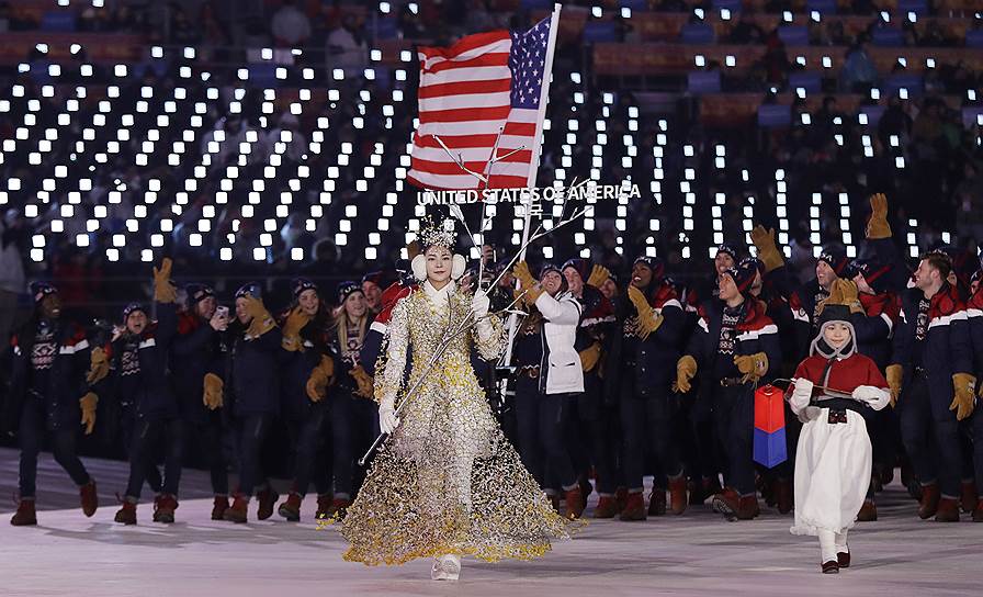 Саночница и призер Олимпийских игр Эрин Хэмлин несет флаг США 