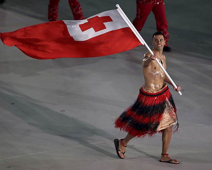 Лыжник из Тонга Пит Тауфатофуа, обнаженный по пояс. Два года назад он выступал на Играх в Рио в тхэквондо