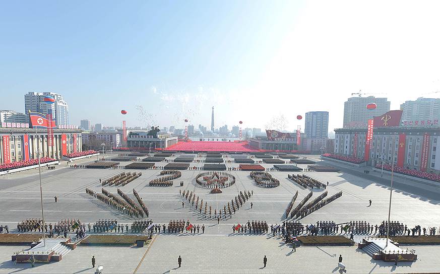 Корейская народная армия была основана 8 февраля 1948 года, однако в течение 40 лет парад в честь вооруженных сил страны проводился в апреле — в годовщину дня, когда  Ким Ир Сен организовал свой первый партизанский отряд в 1932 году