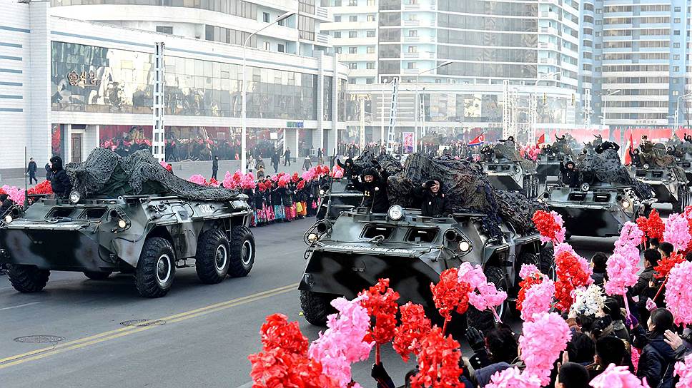 Парад завершился демонстрацией военной техники — танков, артиллерии, ракет