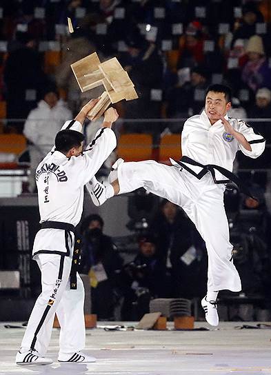 Мастера боевых искусств во время церемонии открытия Олимпийских игр 