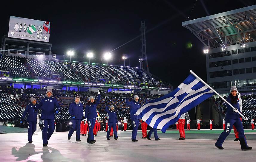 Парад спортсменов традиционно начали спортсмены из Греции — страны-родоначальницы Игр
