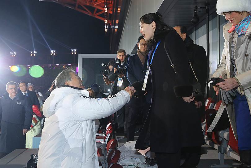 Президент Южной Кореи Мун Чжэ Ин встретился с сестрой лидера КНДР Ким Чен Ына (на фото в черном пальто), которая прибыла в Южную Корею в составе высокопоставленной делегации