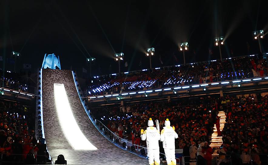 Два хоккеиста из КНДР и Южной Кореи поднялись по лестнице и передали факел  