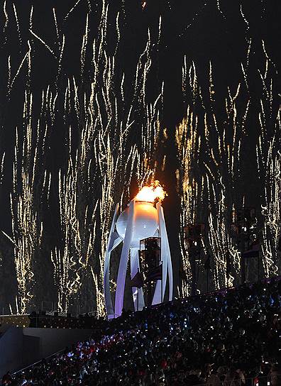 Красочные фейерверки в конце церемонии открытия