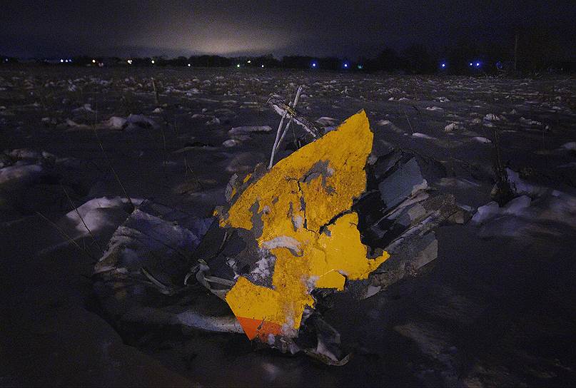 Обломки пассажирского самолета Ан-148