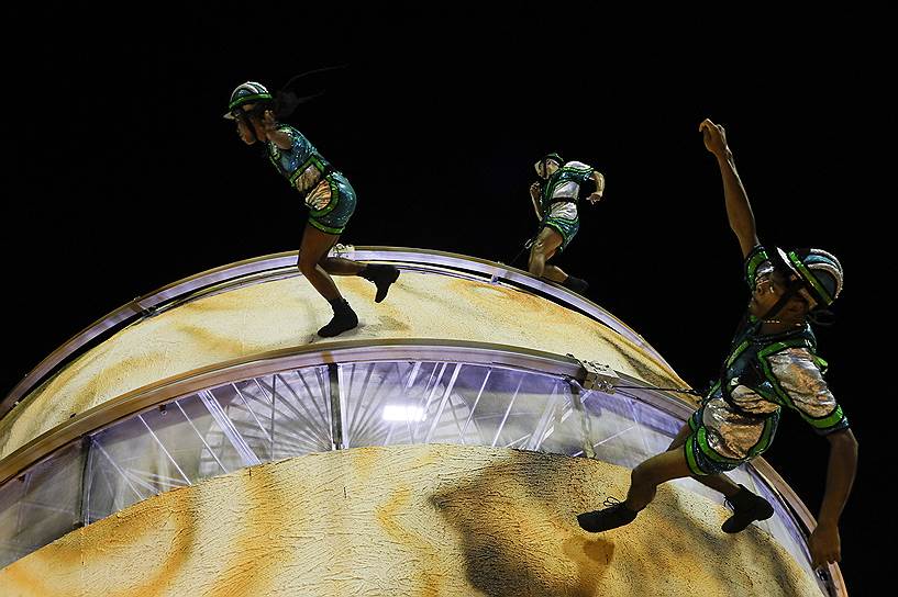 Рио-де-Жанейро, Бразилия. Участники карнавала танцуют на плавающей сфере