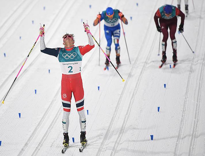 Слева направо: Йоханнес Хёсфлот Клебо (Норвегия), Федерико Пеллегрино (Италия) и Александр Большунов (Россия) на финише лыжного спринта классическим стилем