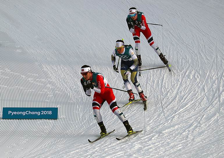 Норвежские спортсменки Марит Бьёрген (слева), Хейди Венг (справа) и член сборной команды Швеции Шарлотта Калла (в центре) во время соревнований по скиатлону среди женщин на 15 км