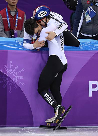Южнокорейский шорт-трекист Лим Хё Чун (справа), установивший новый олимпийский рекорд — 2.10,485, после победы в финальном забеге на дистанции 1500 м